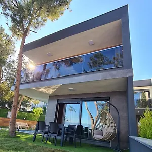 Oezel Havuz Ve Deniz Manzarali Yeni Villa Kusadasi